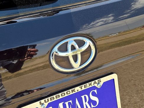 Used 2021 Toyota Highlander XLE AWD/4WD image 12