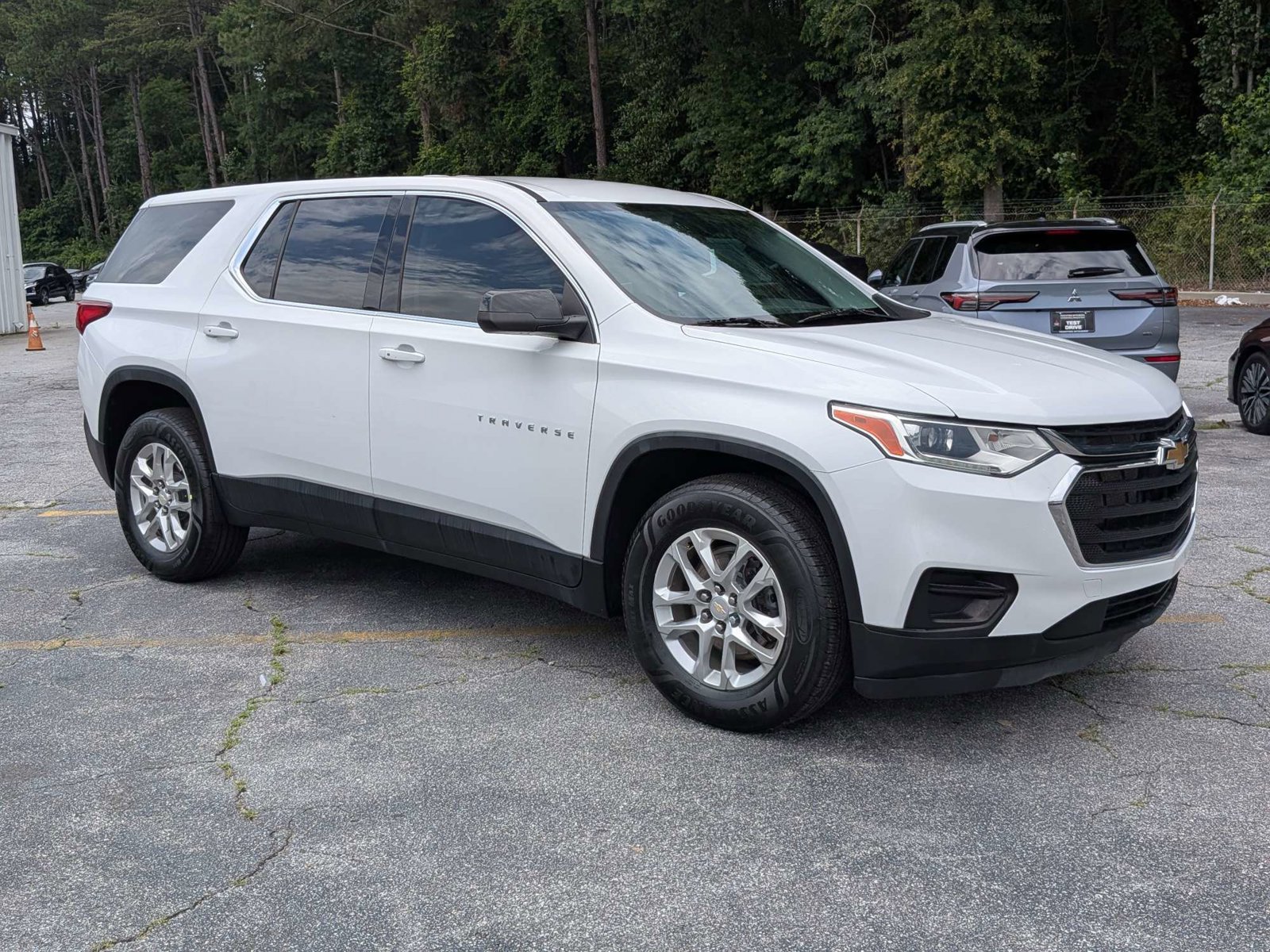 Used 2021 Chevrolet Traverse LS FWD image 2