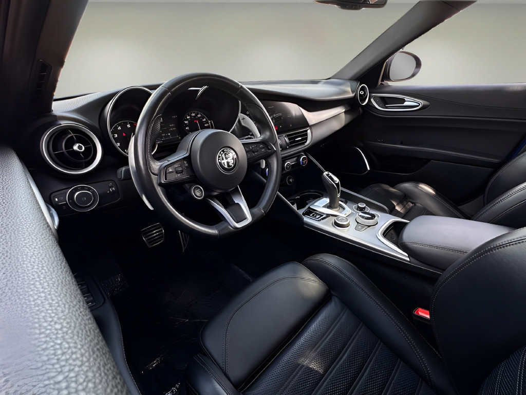 Used 2023 Alfa Romeo Giulia Veloce RWD image 17