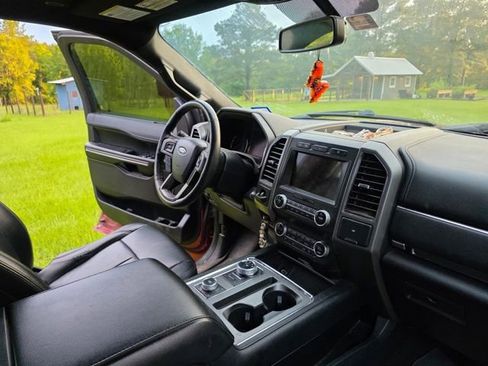 Used 2019 Ford Expedition XLT w/ Equipment Group 202A AWD/4WD image 11
