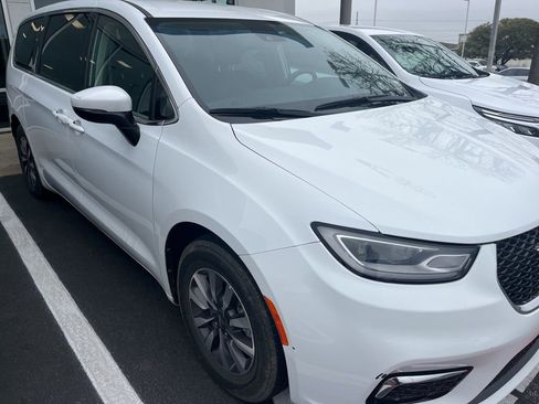 Used 2023 Chrysler Pacifica Touring-L image 3