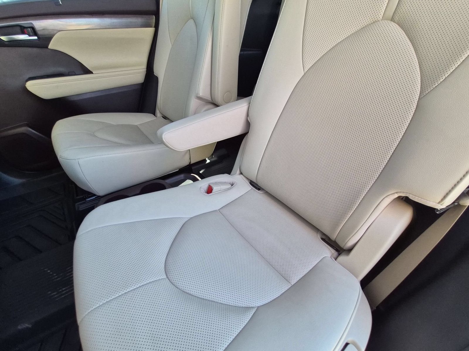 Used 2021 Toyota Highlander Limited FWD image 29
