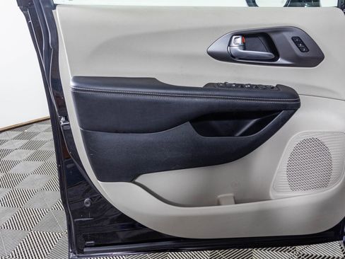 Used 2024 Chrysler Pacifica Touring-L image 33