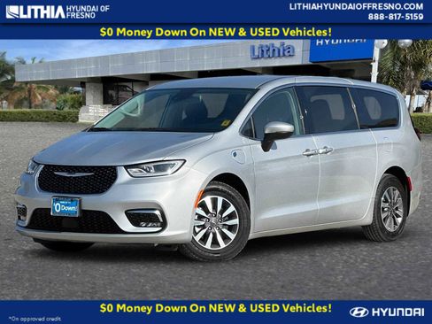 Used 2023 Chrysler Pacifica Touring-L image 1