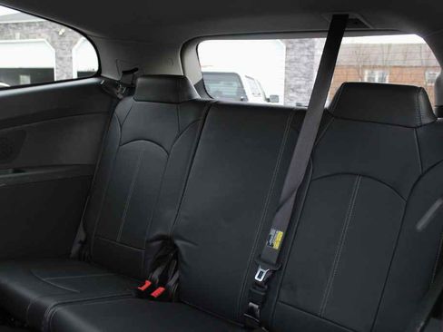 Used 2017 Chevrolet Traverse LT image 30