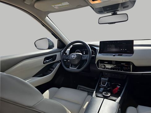 Used 2025 Nissan Rogue SL w/ Tech Package image 11