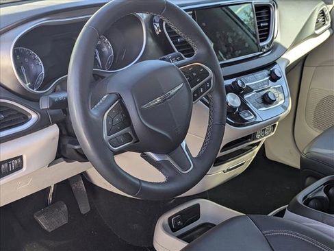 Used 2024 Chrysler Pacifica Touring-L image 9