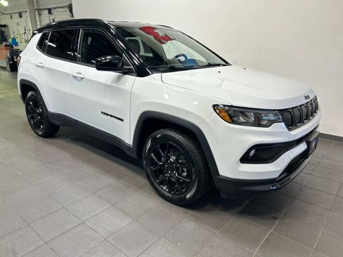 Used 2022 Jeep Compass Latitude w/ Convenience Group AWD/4WD image 2
