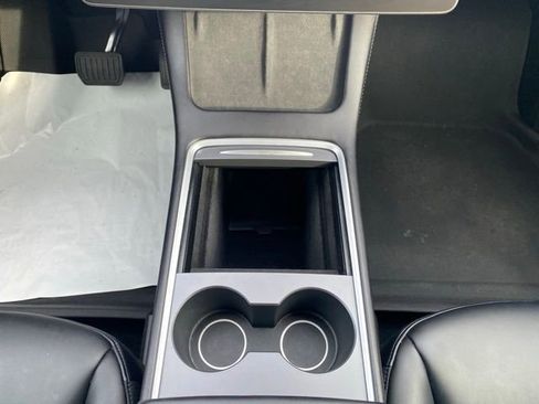 Used 2022 Tesla Model Y Long Range image 40