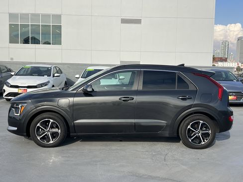 Used 2023 Kia Niro EX image 3