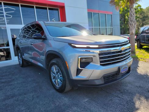 Used 2025 Chevrolet Traverse LT w/ Driver Confidence Package FWD image 3