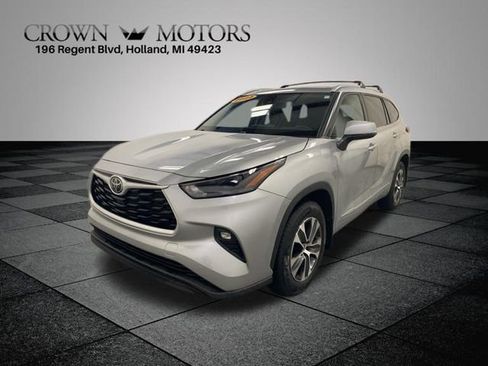 Used 2022 Toyota Highlander XLE image 3
