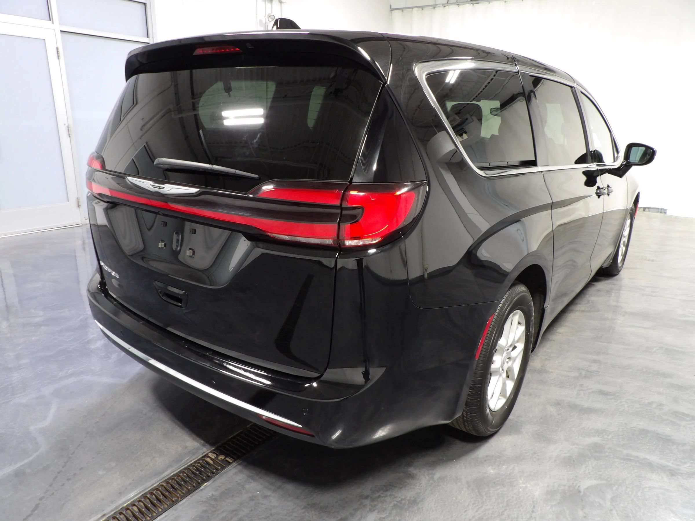 Used 2025 Chrysler Pacifica Select FWD image 5