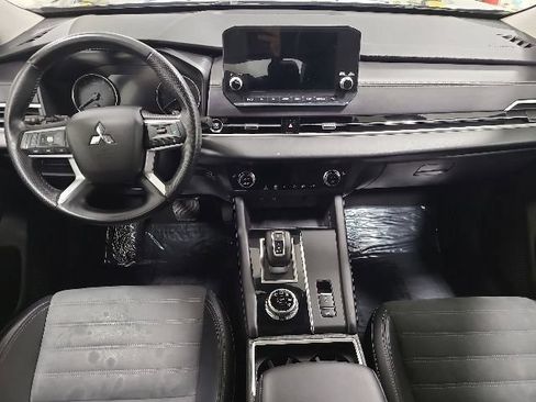 Used 2024 Mitsubishi Outlander SE FWD image 2
