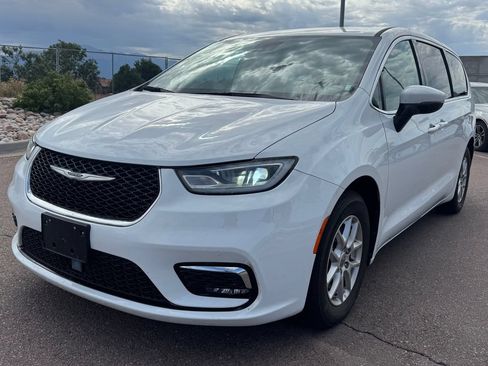 Used 2023 Chrysler Pacifica Touring-L FWD image 3