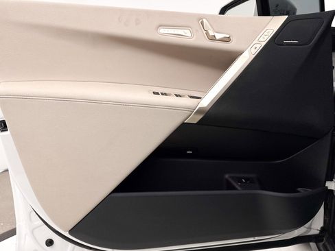 Used 2024 BMW iX xDrive50 w/ Premium Package image 27