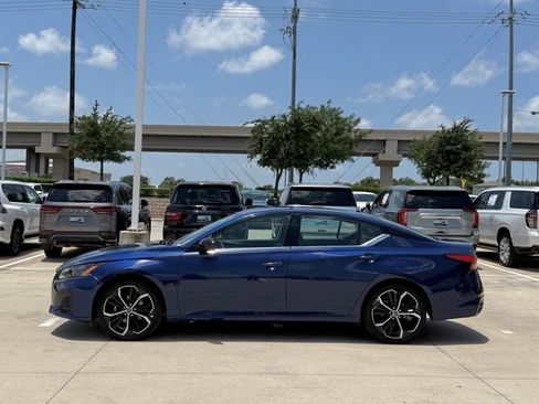 Used 2024 Nissan Altima 2.5 SR w/ SR Premium Package FWD image 4