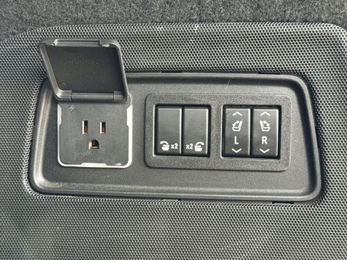 Used 2022 Cadillac Escalade ESV Premium Luxury Platinum w/ Heavy-Duty Trailer Package image 33