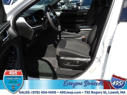 Used 2025 Jeep Grand Cherokee Laredo X AWD/4WD image 16