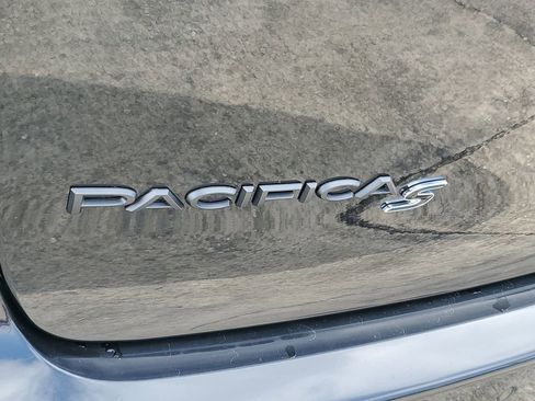 Used 2024 Chrysler Pacifica Premium image 31