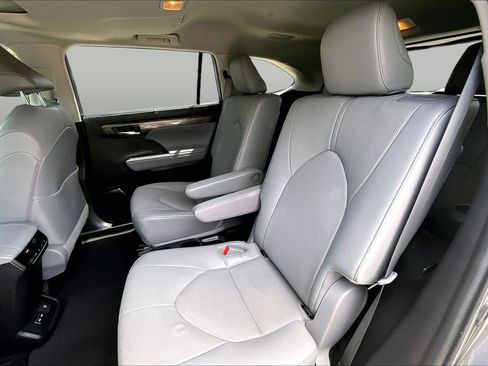Used 2022 Toyota Highlander Limited FWD image 21