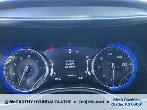 Used 2025 Chrysler Pacifica Limited FWD image 8