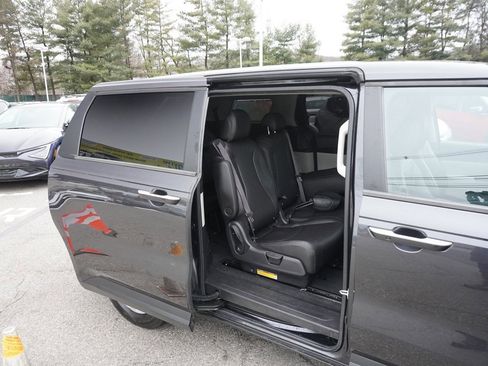 Used 2022 Kia Carnival LX image 27