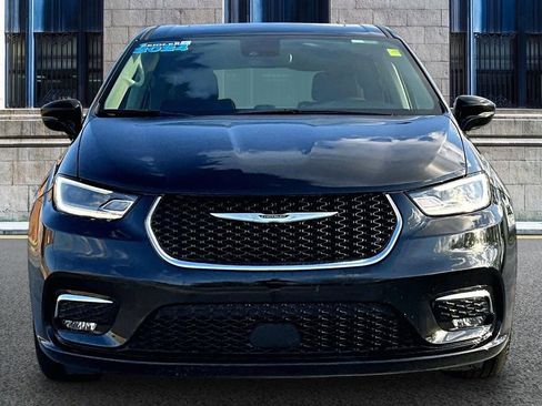 Used 2024 Chrysler Pacifica Limited image 3