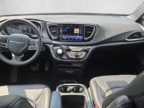 Used 2025 Chrysler Pacifica Select FWD image 19