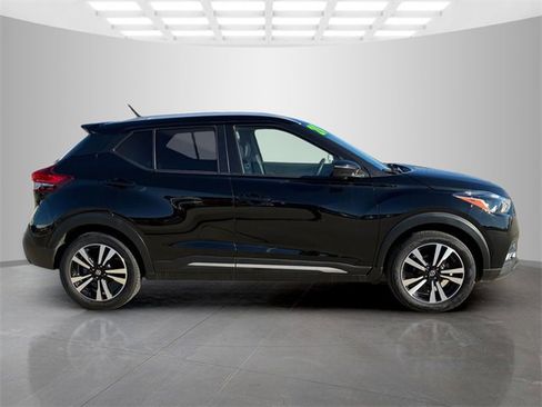 Used 2020 Nissan Kicks SR image 3