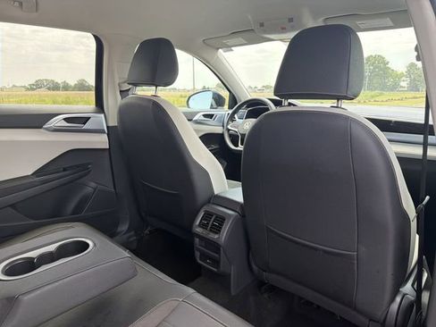 Used 2025 Volkswagen Taos SE FWD image 17