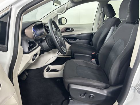 Used 2021 Chrysler Voyager L FWD image 10