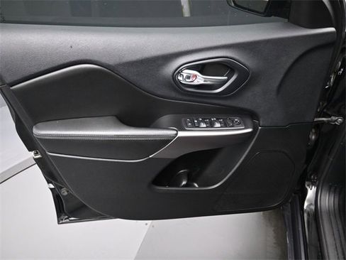 Used 2019 Jeep Cherokee Latitude w/ Cold Weather Group image 10