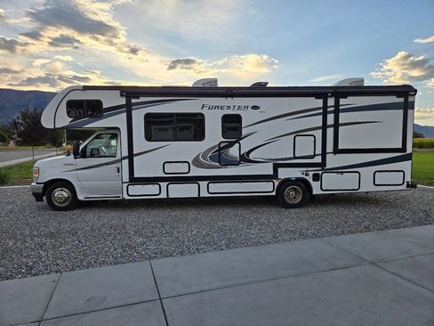 Used 2021 Ford E-450 and Econoline 450 Super Duty w/ Motorhome Prep Package image 3