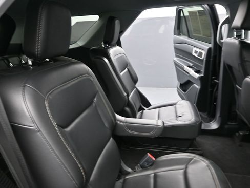 Used 2022 Ford Explorer XLT w/ Equipment Group 202A image 13