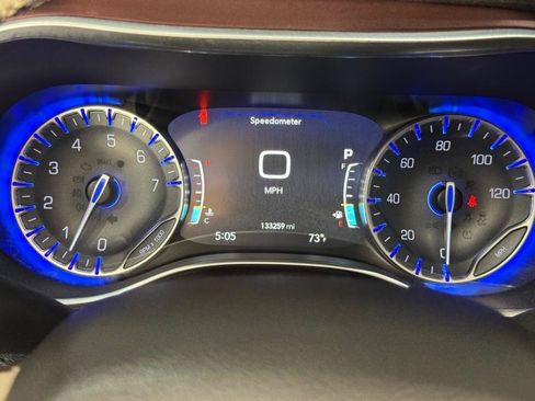 Used 2017 Chrysler Pacifica Limited w/ Advanced Safetytec Group FWD image 13