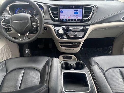 Used 2023 Chrysler Pacifica Touring-L w/ Uconnect Theater Family Group AWD/4WD image 16