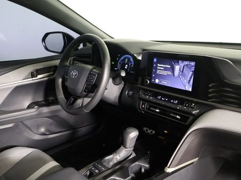 Used 2025 Toyota Camry SE w/ Convenience Package image 32