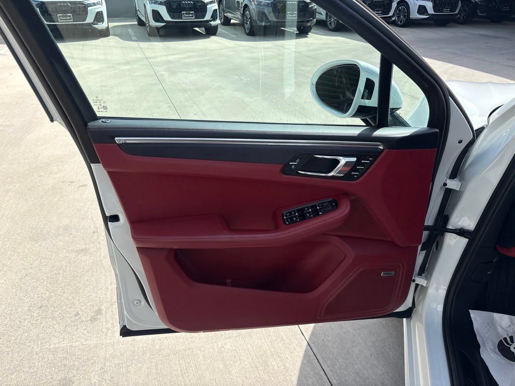 Used 2025 Porsche Macan GTS AWD/4WD image 9