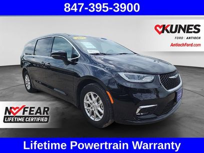 Used 2025 Chrysler Pacifica Select