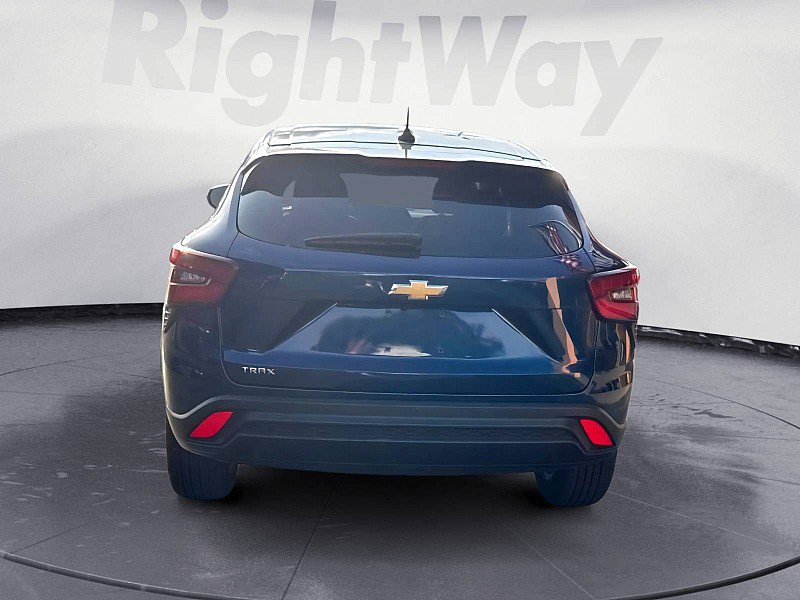 Used 2024 Chevrolet Trax LS w/ LS Convenience Package FWD image 4