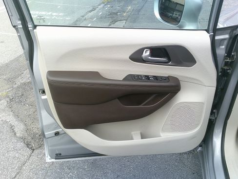 Used 2018 Chrysler Pacifica Touring-L FWD image 12