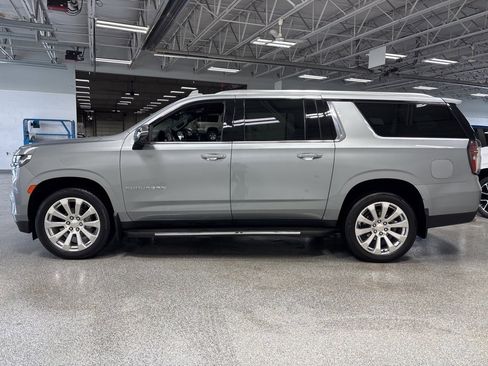 Used 2023 Chevrolet Suburban Premier w/ Premium Package image 4