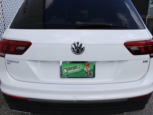 Used 2018 Volkswagen Tiguan SE w/ Panoramic Sunroof Package image 8