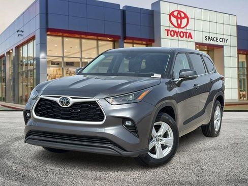 Used 2025 Toyota Highlander LE image 1