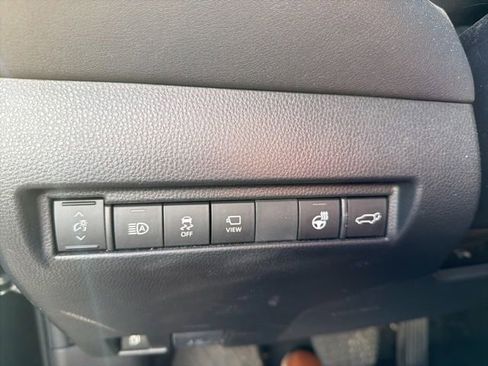 Used 2023 Toyota Venza Limited image 16