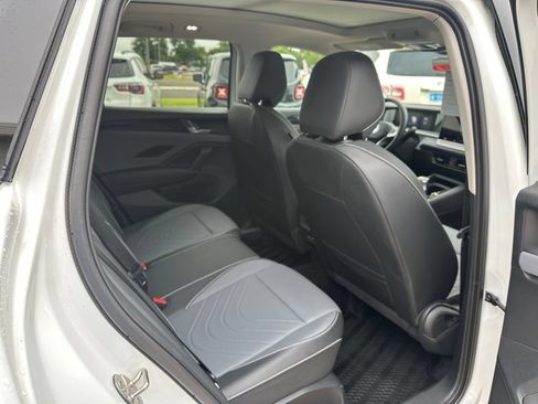 Used 2026 Volkswagen Tiguan SE AWD/4WD image 17