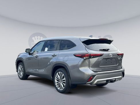 New 2026 Toyota Highlander Platinum image 2