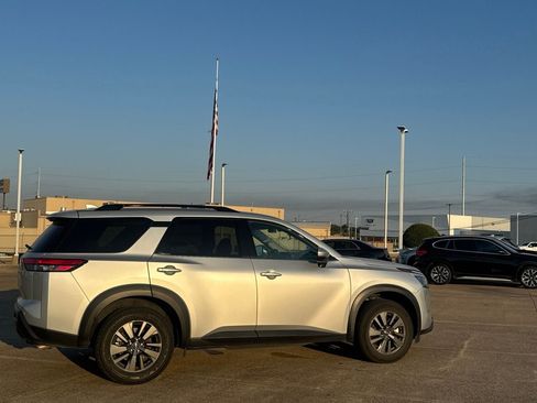 Certified 2025 Nissan Pathfinder SV FWD image 24