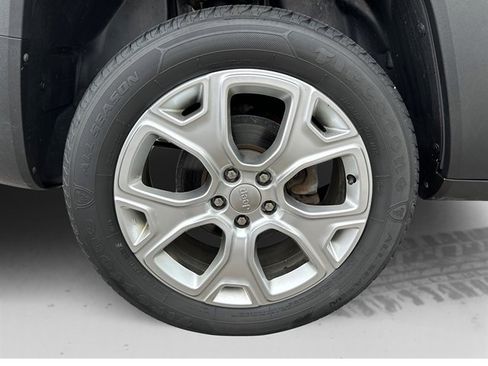 Used 2019 Jeep Renegade Latitude w/ Cold Weather Group AWD/4WD image 16